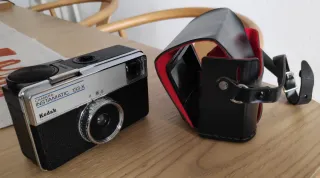 Cámara Kodak Instamatic 133-X con funda