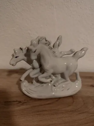 Figura antigua de caballos de porcelana