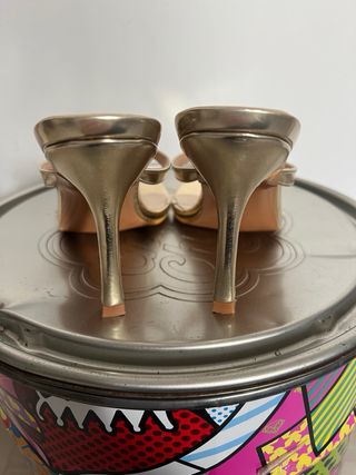 Tacones tipo chancla dorados