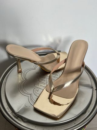 Tacones tipo chancla dorados