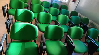 Lote 29 Sillas Verdes Oficina con Pala