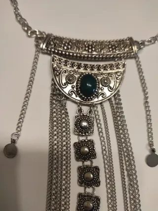 Collar colgante plateado con piedra verde