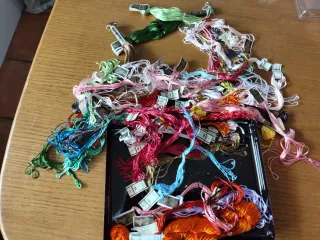 Plumas, anzuelos,hilos ,etc