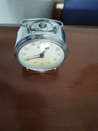 Reloj despertador cuerda.
