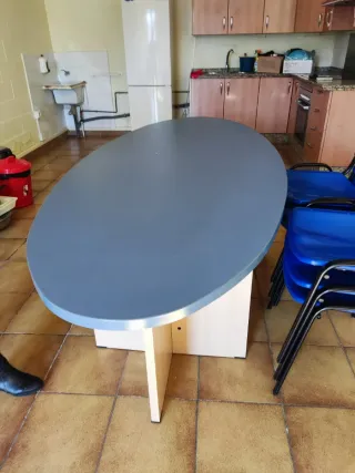 Mesa de reuniones ovalada tapa azul