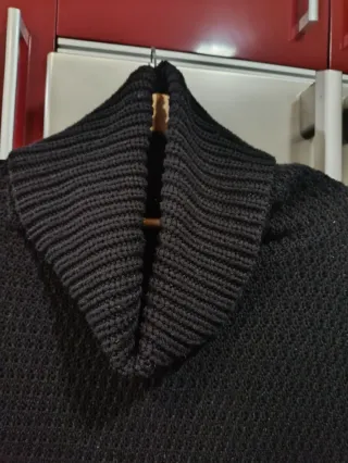 Poncho Negro Punto Cuello Alto