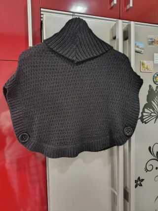 Poncho Negro Punto Cuello Alto