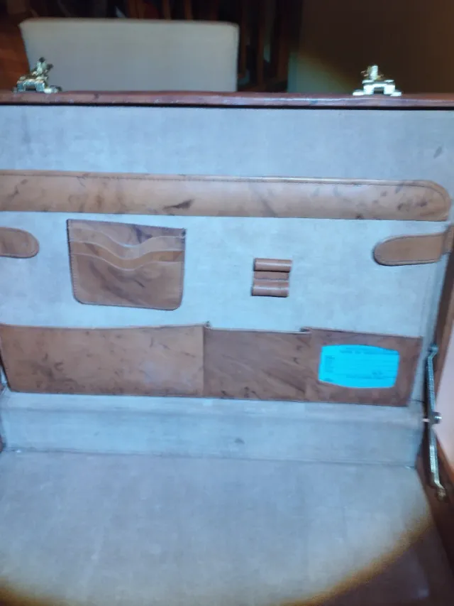 Maletín de cuero marrón con combinación