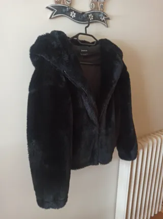 Chaquetón negro pelo sintético con capucha