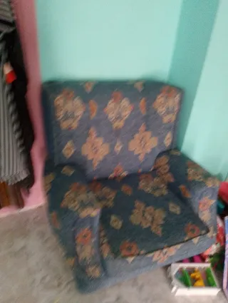 Sofá de tela azul y multicolor