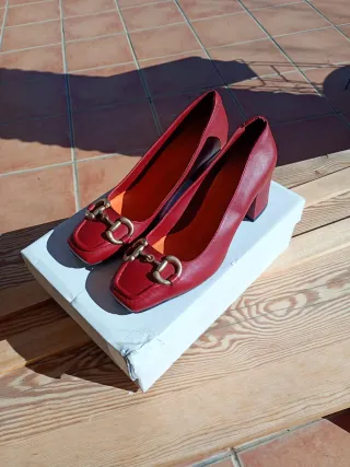 Zapatos burdeos piel con hebilla dorada Horsebit