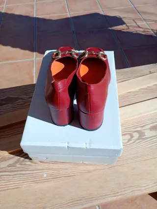 Zapatos burdeos piel con hebilla dorada Horsebit