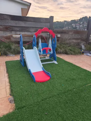 Columpio y tobogán infantil