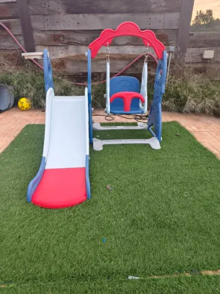 Columpio y tobogán infantil