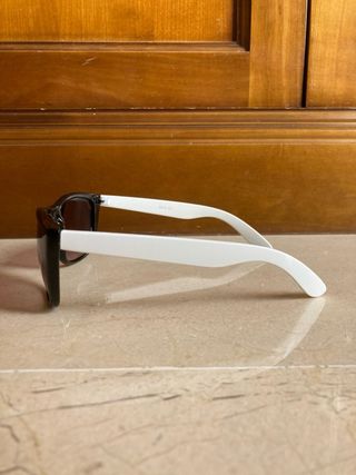 Gafas de sol negras y blancas