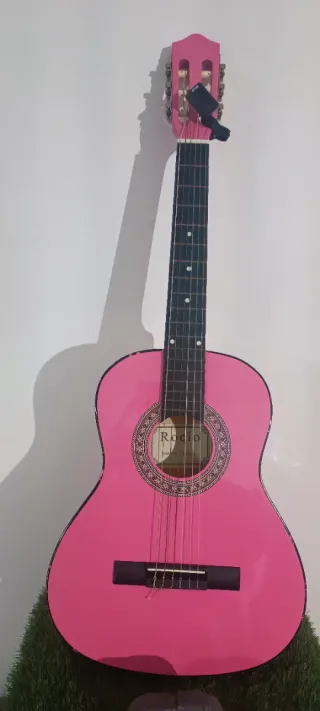 Guitarra rosa con afinador CPT25