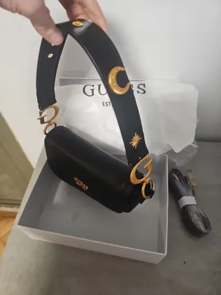 Bolso negro Guess con guardapolvo y caja