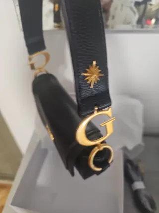 Bolso negro Guess con guardapolvo y caja