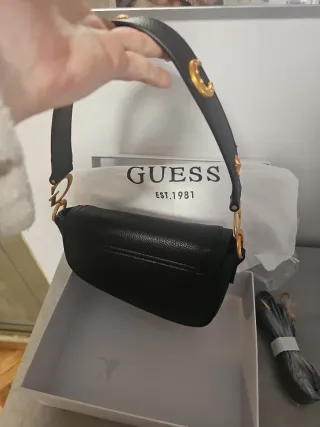 Bolso negro Guess con guardapolvo y caja