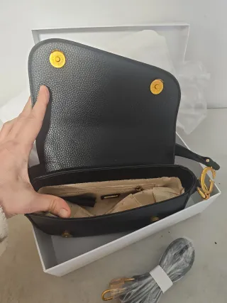 Bolso negro Guess con guardapolvo y caja