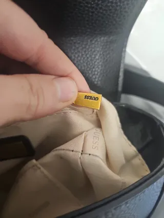 Bolso negro Guess con guardapolvo y caja