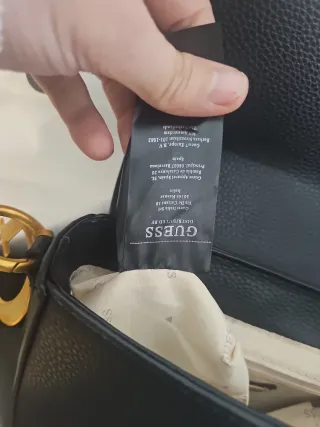 Bolso negro Guess con guardapolvo y caja