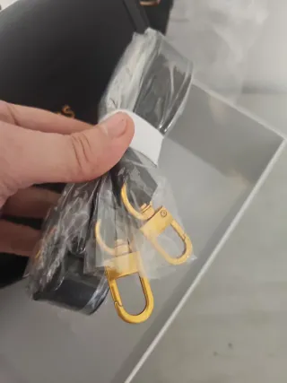 Bolso negro Guess con guardapolvo y caja