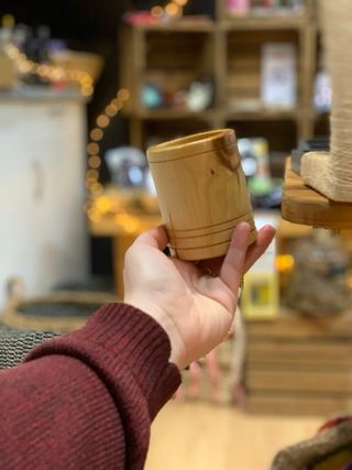 Portalápices artesanal de madera de ciprés