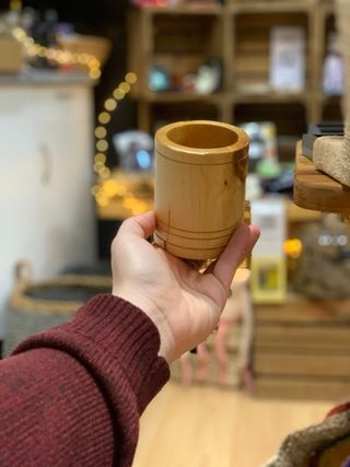 Portalápices artesanal de madera de ciprés