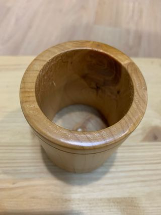 Portalápices artesanal de madera de ciprés