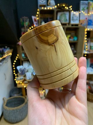 Portalápices artesanal de madera de ciprés