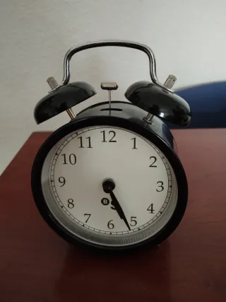 Reloj despertador clásico negro. Pilas