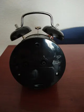 Reloj despertador clásico negro. Pilas