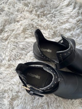 Botines negros con tachuelas y hebilla