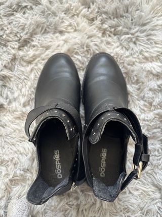 Botines negros con tachuelas y hebilla