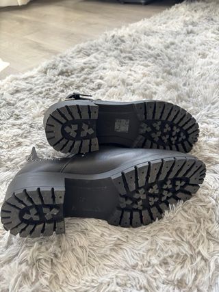 Botines negros con tachuelas y hebilla
