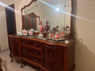 Aparador de madera con espejo y cristal antiguo