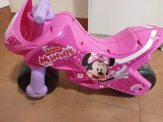 Moto de niña Minnie rosa. Como se ve en la foto