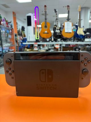 Nintendo Switch + Accesorios y Caja
