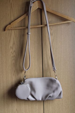 Mala com porta-moedas bege e dourada