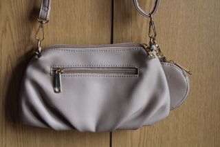 Mala com porta-moedas bege e dourada