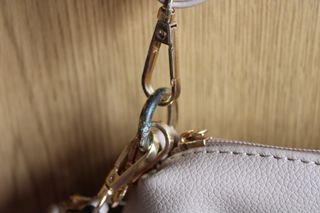 Mala com porta-moedas bege e dourada