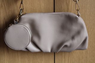 Mala com porta-moedas bege e dourada