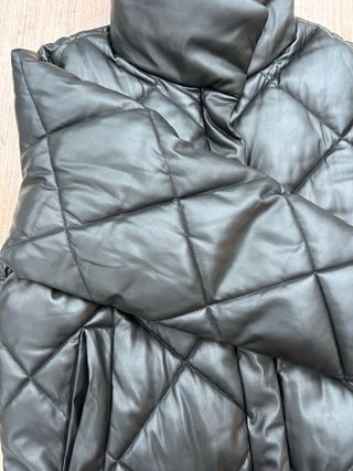 Abrigo acolchado efecto piel Bershka
