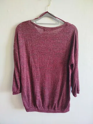 Camiseta plateada y roja brillante