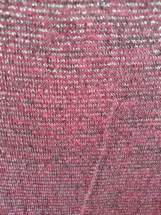 Camiseta plateada y roja brillante