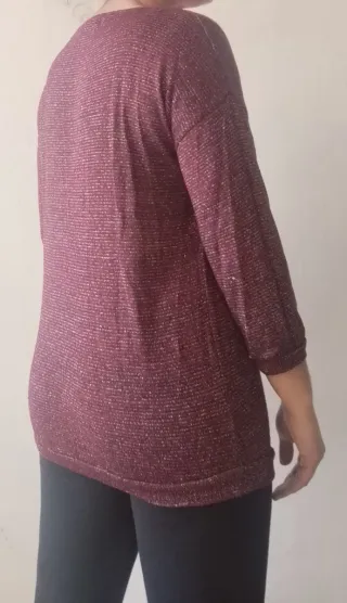 Camiseta plateada y roja brillante