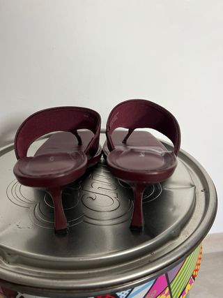 Tacones tipo chancla burdeos