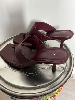 Tacones tipo chancla burdeos