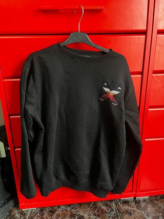 Sudadera negra con parche X